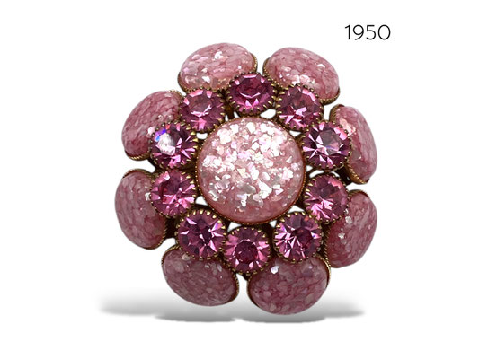 Brooch Pin Pink Rhinestone Confetti Flecked Lucite Cabochon - Awesom pink brooch with a great eye-catching design-- Art.335/7