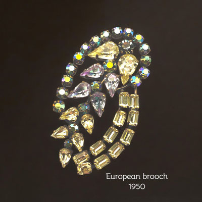 Late 1950 eye catching sparkler in jonquil and Aurora Rhinestone w/Glass Iris stones Vintage  Brooch - great visual appeal -- Art.476/7