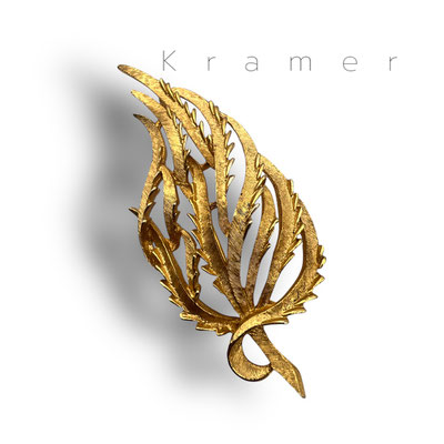 KRAMER 1950s elegant large leaf shaped brooch - beautiful forms in gold Florentine finish - Rare High End Kramer - Art.912/4