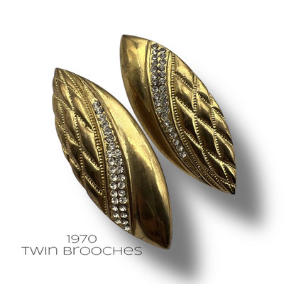 Lovely large almond shape twin gold brooches - clear rhinestones and a original quilted effect - late 1970's brooches - 2 pieces - Art.207