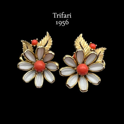 Vtg Crown Trifari Earrings milk Glass & Coral cabochon gold tone Daisy Flower- A.Philippe design - Art.483/7