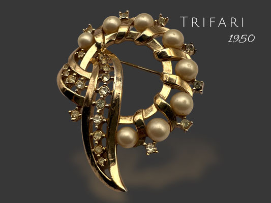 Trifari gold ribbon in a Abstract Wreath w/pearls & clear rhinestones accent - lovely Trifanium gold Brooch/Pin -jewel for collection -952/6