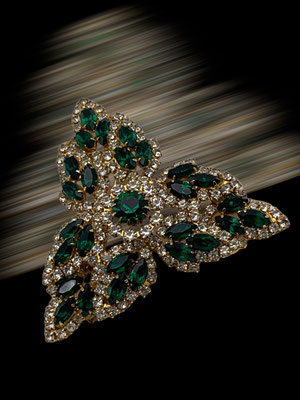 Fabulous emerald green & clear rhinestones brooch in an elegant layered foliage motif - Art.504/5