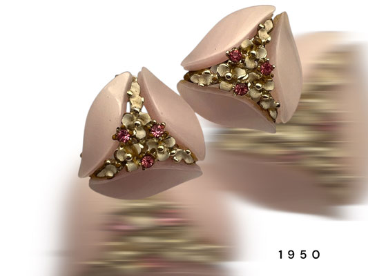 1960s glowing pale pink Thermoset Earrings with sparkling crystal and enamel bloom - Shades of pink and gold - Art.327/7