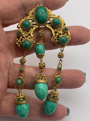 Beautifully opulent brooch/pendant w/peking glass stone & emerald green in an elaborate European design in Russian gold finish -Art.806/5