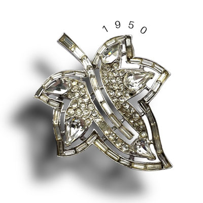 Sparkling Maple Leaf Pin Brooch rhodium-plated tone bright clear stones -  exquisite Deco Diamantè design   - Art.489/7