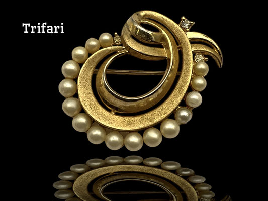 1950s Trifari gold ribbon with pearls accented with clear rhinestones - lovely Trifanium gold Brooch/Pin -jewel for collection - Art.722/6