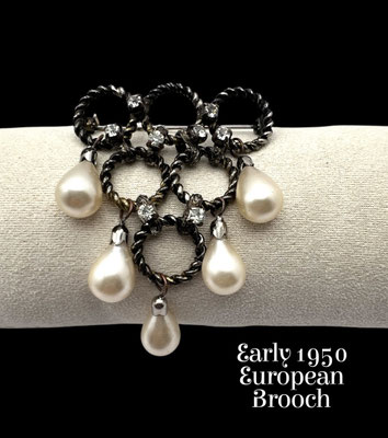 European dangle pearl brooch in elegant Edwardian-style w/dazzling clear rhinestones accent -art.588/7