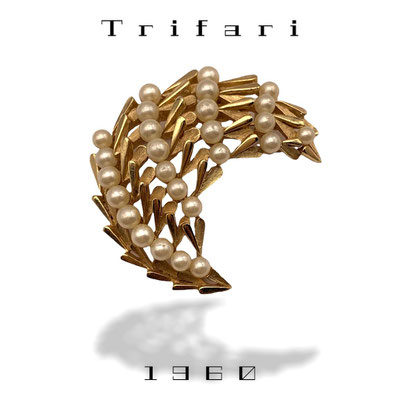  Vintage Crown Trifari 1960s Figural crescent/leaf pearls brooch - super chic Trifari pin- Art.399/6