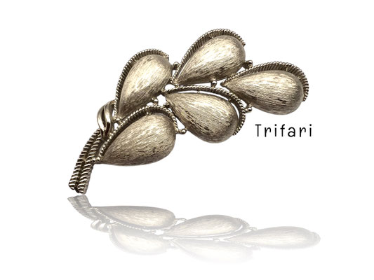 Trifari Puffy Leaf Design Textured Vintage Brooch - Brushed and Glossy silver tone -- art.278/7