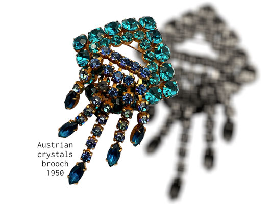 Lovely Austrian crystals Pin ornate by fringe/tassel & fabulous crystals Rhinestones Glass Dazzling Mid Century Gold Tone Brooch-Art.138/7