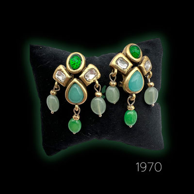 Statement high-end earrings by Trifari 70s/80s, sensual dangle pendant earrings w/green agate & green glass stones--art.542/7