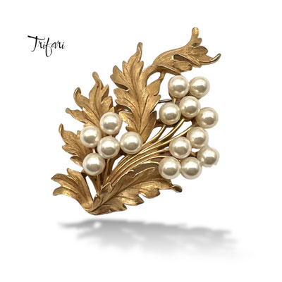 Vintage CROWN TRIFARI  Textured Gold Tone Leaf with Pearls Pin Brooch - super chic Trifari pin - Art.436/7