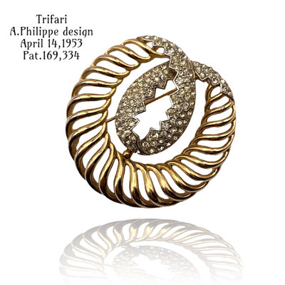 Splendidly stylish Crown Trifari Pat.Pend. Brooch - Luxurious brooch in Trifanium gold accentuated by diamante rhinestones - Art.304/6
