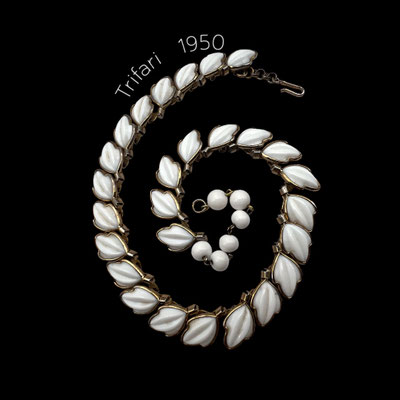 Gorgeous Trifari Alfred Philippe 1950 milk white pored glass leaves Fashion Blossoms  collection Necklace - art.495/7