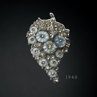 Lovable flowery brooch with molded glass flowers and clear rhinestones - Nostalgic unsigned beauty- art.59/7