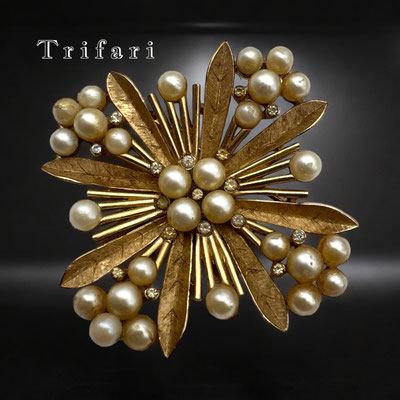 Vintage CROWN TRIFARI Maltese Cross Pin Goldtone Leaves w/ Pearls & Rhinestones - super chic Trifari pin - Art.352/7