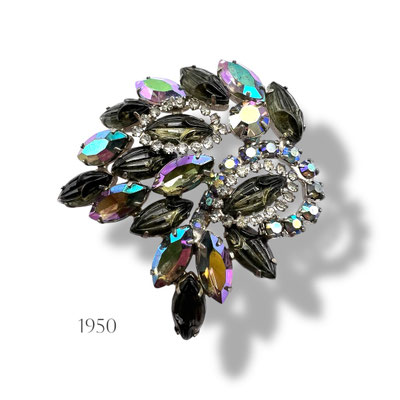 Fabulous Carnival & Molded glass stones brooch in an elegant layered foliage motif - Art.484/7