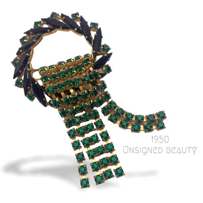 Stunning Dangle Fringe Brooch crispy green and black color on Gold tone setting - unsigned beauty great quality and allure - Art.377/6