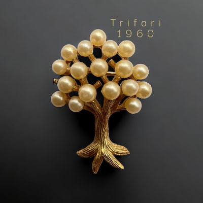 Crown Trifari tree brooch with faux pearls - gold-tone Trifarium tree with branches and faux pearls from the 1960's. - Art.62/7