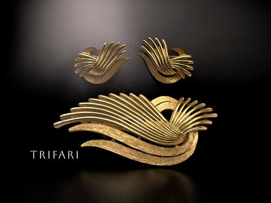 Elegant Crown Trifari design late 1950 gold finish brooch & earrings absolutely perfect and signed--art.622/7