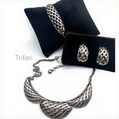 TRIFARI early 1960s Lattice pattern demi set - necklace, bracelet and earrings set in a Striking Crown Trifari design - art.522/7