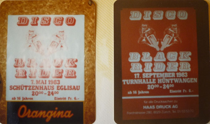 Discoplakate mit verschiedenen Werbungen