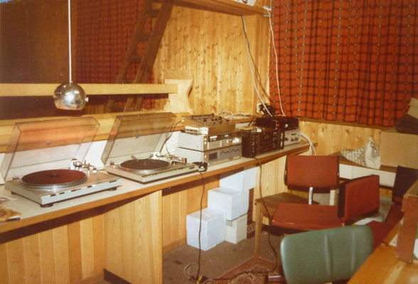 Im Schützenhaus Eglisau mit Endstufe Peavey 800, rechts neben Mischpult