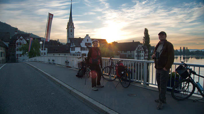 Brigitte Girsberger und Antonio Anta-Brink nach 05.00 Uhr auf der Brücke Stein am Rhein (Foto: Stephan Trösch)