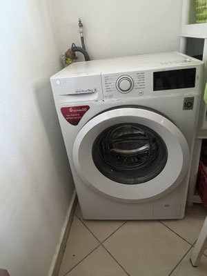 Buanderie avec lave-linge