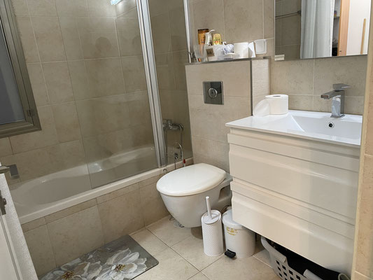 2ème salle de bain avec baignoire