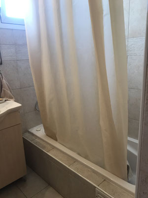 salle de bain avec baignoire