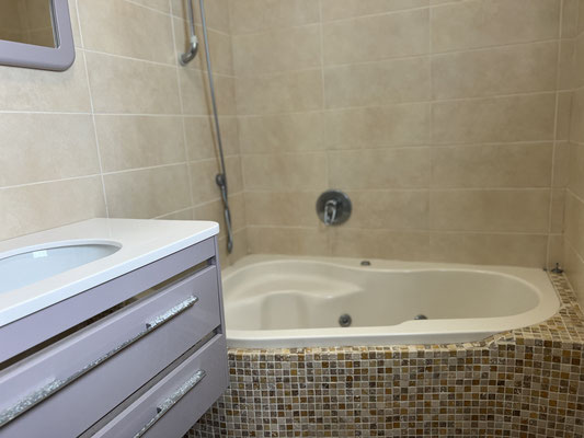 Salle de bain parents avec jacuzzi