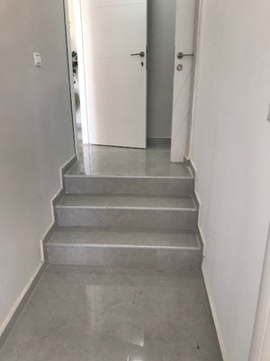 3 marches pour accéder à la salle de bain