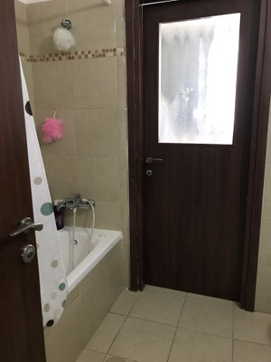 Salle de bain avec baignoire