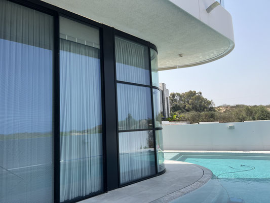 Grandes baies vitrées tout autour