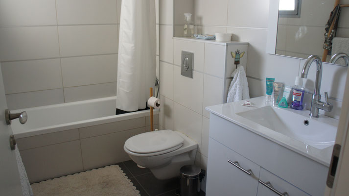 2ème Salle de bain avec Baignoire