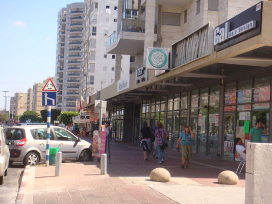 centre d'achats en bas de l'immeuble