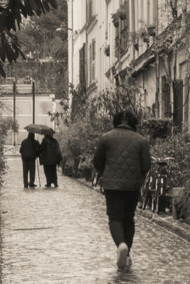 Marcher sous la pluie, sourire au coin