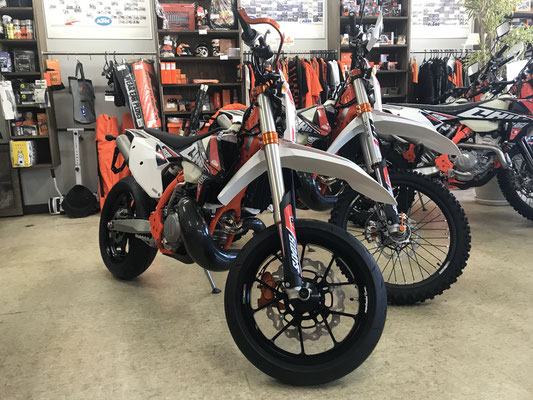 Exc Tpiをジムカーナ仕様へ アーンドまたまた入荷ラッシュ 東京都府中市 Ktm 認定ディーラー馬力屋 50sxminiから1290adventureまで 新車 中古車 パワーパーツ パワーウエア Ktm グッズ その他mc用品や中古パーツも取り扱っております