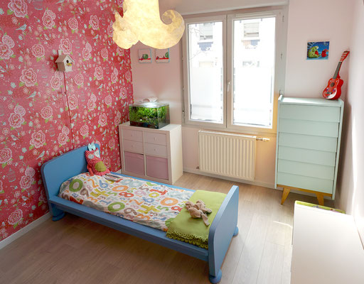 chambre; enfant; IKEA; lit; Mammut; bleu; commode; vintage; papier peint; PIP studio; suspension; Nodesign; Lyon; Quebec