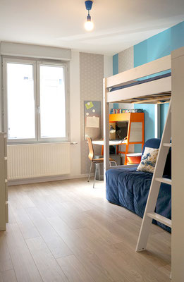 chambre; adolescent; bleu turquoise; mezzanine; bois; IKEA; IKEA PS; bureau; chene clair; Lyon