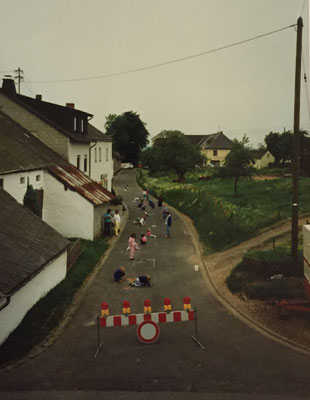 Straßenmalerei Kirmesmontag 1990 (Die Ruhe vor dem Sturm)