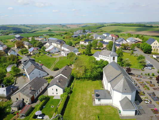 Luftaufnahme Oberdorf (Kirche-Pfarrhaus-DGH-Schule) im Mai 2017