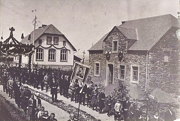 Im Hintergrund die Schule Ammeldingen in den 1930er Jahren, vorne Haus Kauth