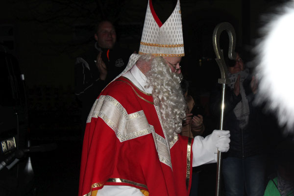 Brunnenplatz schmücken & Nikolausbesuch 2017