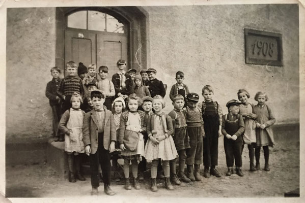 Schulklasse vor der Ammeldinger Schule ca. 1960