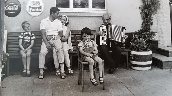 Touristen und Einheimische ca. 1970