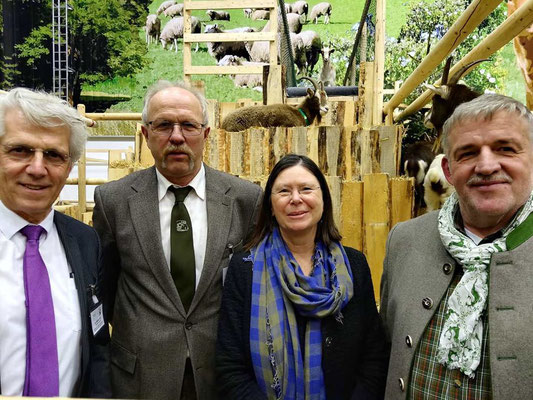 Ministerin für Umwelt, Energie, Ernährung und Forsten des Landes Rheinland-Pfalz Ulrike Höfken zu Besuch am VDL/BDZ-Stand auf der internationalen Grünen Woche 2020 in Berlin zusammen mit dem VDL-Vorsitzenden Alfons Gimber, dem BDZ Vorsitzenden Bernd Mersc