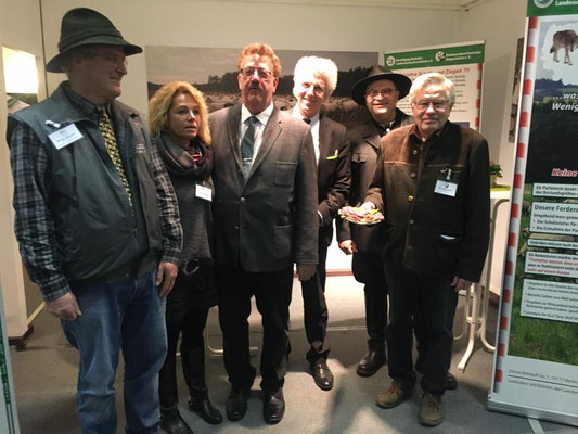 Staatssekretär Fuchtel, BMEL, zu Gesprächen am VDL – / BDZ- Infostand während der Grünen Woche  Es ging um den Herdenschutz, die nationale und internationale Schaf- und Ziegentagung sowie die wichtigen Leistungen, die durch dich haben Ziegenhaltung gegenü
